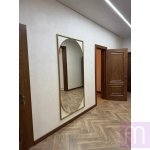 Овальне інтер'єрне настінне дзеркало в золотій металевій рамі  - image 2