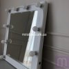 Зеркало для макияжа с подсветкой  лампами в белой раме - image 10