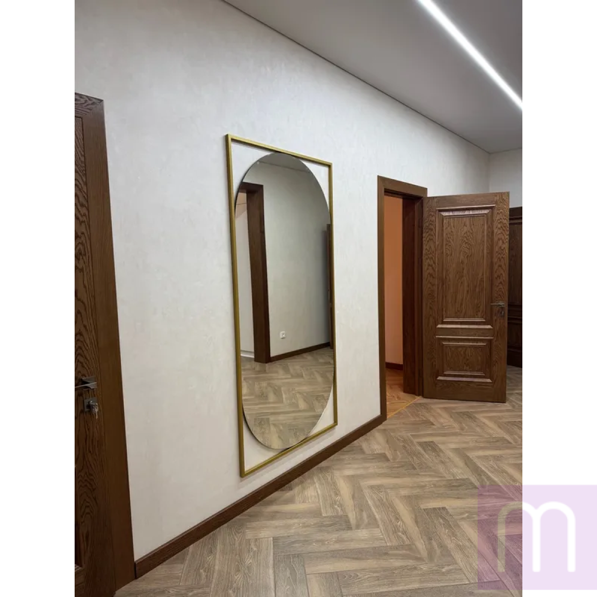 Овальне інтер'єрне настінне дзеркало в золотій металевій рамі  - image 2
