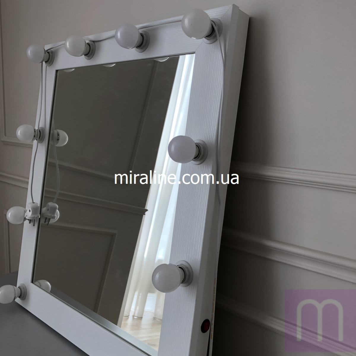 Зеркало для макияжа с подсветкой  лампами в белой раме - image 10
