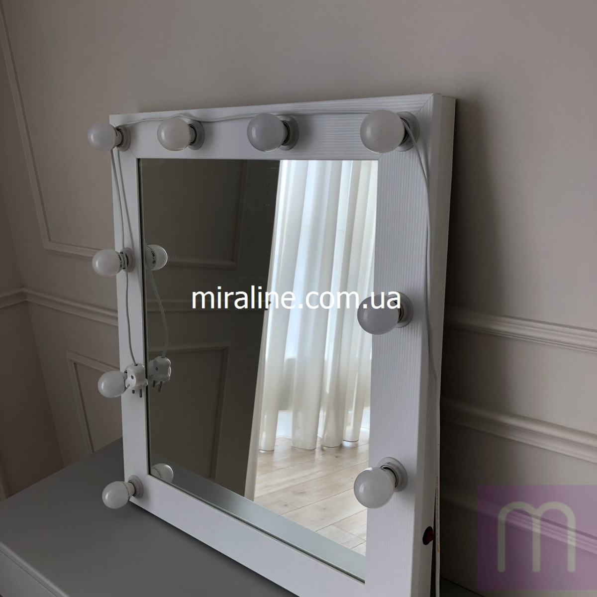 Зеркало для макияжа с подсветкой  лампами в белой раме - image 6